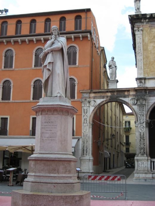 Piazza dei Signori med statuen af Dante.