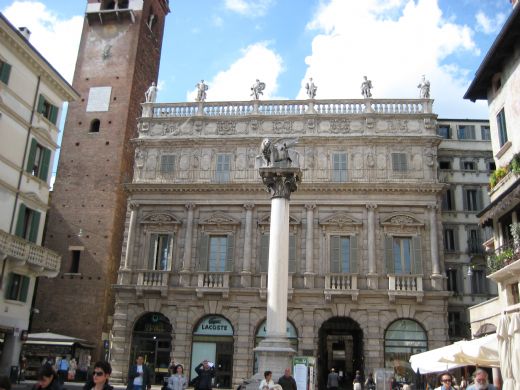 P toppen af Palazzo Maffei, skuer guderne Herkules, Jupiter, Venus, Merkur, Apollon og Minerva ud over Verona.
